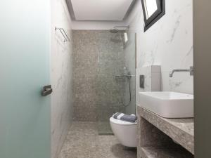 ein Bad mit einer Dusche, einem WC und einem Waschbecken in der Unterkunft Franko's House in Laganas