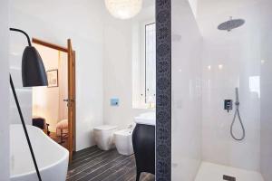 ein Badezimmer mit einer Badewanne, einem WC und einem Waschbecken in der Unterkunft Riviera Palace Panoramic Sea View 2Bed Belle Epoch in Beausoleil