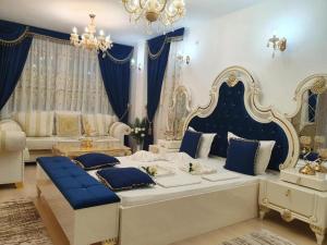 sala de estar con 2 camas y sofá en Вила с минимален басейн и джакузи, en Bankya