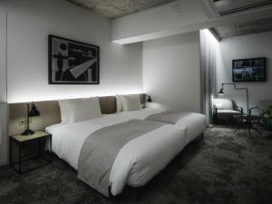 SHIROIYA HOTEL客房内的一张或多张床位