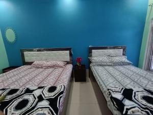 AyodhyaにあるAaditya Palaceの部屋に並んで置かれた2つのベッド