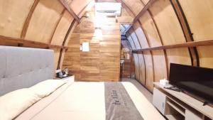 Postel nebo postele na pokoji v ubytování The Allabun Glamping Yogyakarta