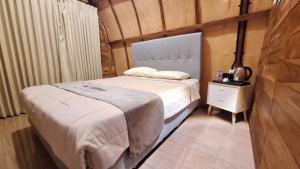 Postel nebo postele na pokoji v ubytování The Allabun Glamping Yogyakarta