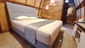 Postel nebo postele na pokoji v ubytování The Allabun Glamping Yogyakarta