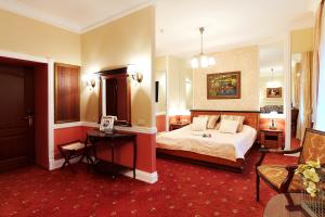 En eller flere senger på et rom på Severnaya Hotel