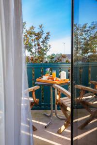 - un balcon avec une table et des chaises dans l'établissement Hotel Atlantide, à Biscarrosse