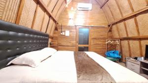 Postel nebo postele na pokoji v ubytování The Allabun Glamping Yogyakarta