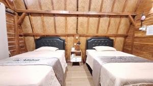 Postel nebo postele na pokoji v ubytování The Allabun Glamping Yogyakarta