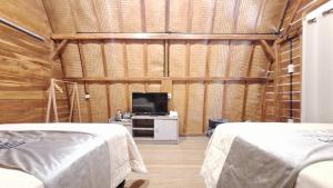 Postel nebo postele na pokoji v ubytování The Allabun Glamping Yogyakarta