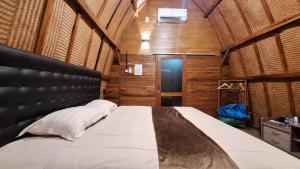 Postel nebo postele na pokoji v ubytování The Allabun Glamping Yogyakarta