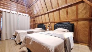 Postel nebo postele na pokoji v ubytování The Allabun Glamping Yogyakarta