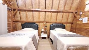 Postel nebo postele na pokoji v ubytování The Allabun Glamping Yogyakarta