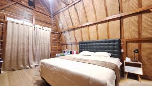 Postel nebo postele na pokoji v ubytování The Allabun Glamping Yogyakarta