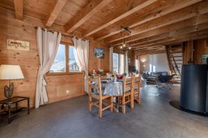 萊孔塔米訥－蒙茹瓦的住宿－Chambres d'hôtes Contamines-Monjoie Tour du Mont-Blanc，用餐室设有木墙和桌椅