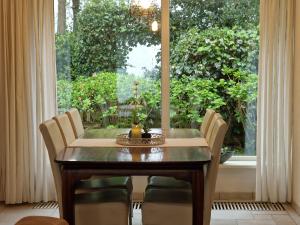 mesa de comedor y sillas frente a una ventana en Ruim vakantiehuis, rustig gelegen in Bruinisse, en Bruinisse