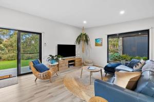 TV a/nebo společenská místnost v ubytování Bells Beach Escape - Secret Hideaway in Jan + 17 fotografií