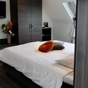 A bed or beds in a room at Moeke Mooren