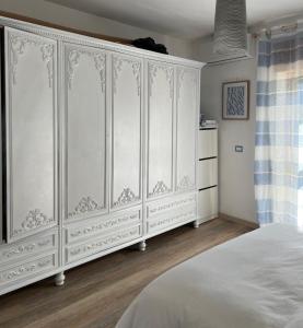 une armoire blanche dans une chambre avec un lit dans l'établissement Casa Beluga, à Pisciotta