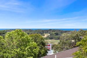 una vista desde el techo de una casa con un cartel de venta en Seaside Style - Modern Coastal Retreat with Ocean Views, en Torquay 10 fotos más