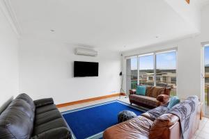 A seating area at Absolute Bay Frontage with Open Fire and Spa Bath Még 13 kép