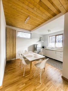 una cucina e una sala da pranzo con tavolo e sedie di Casa Aluna Duo a Sohodol