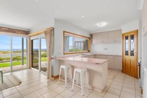 A kitchen or kitchenette at Absolute Bay Frontage with Open Fire and Spa Bath