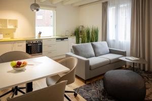 a kitchen and living room with a couch and a table at Ferienwohnung Burgstübchen in Nordhorn
