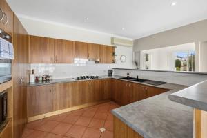 Η κουζίνα ή μικρή κουζίνα στο Cowrie House Ocean Views 500m to Beach