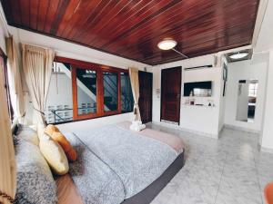a bedroom with a large bed and a large window at Hello Sunshine in Phra Nakhon Si Ayutthaya