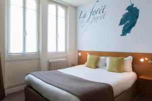 Ένα ή περισσότερα κρεβάτια σε δωμάτιο στο The Originals Boutique, Hôtel Ô Gayot, Bagnoles-de-l'Orne +32 φωτογραφίες