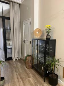 a living room with a fish tank and plants at Casa da vila in Faro