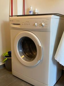 eine weiße Waschmaschine in einem Zimmer in der Unterkunft D&M STUDIO ΡΙΟ ΠΑΤΡΑ in Patras