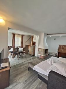 1 dormitorio con 1 cama grande y comedor en D&D Busteni, en Buşteni