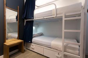 Malaga Stop Hostel AB客房内的一张或多张床位
