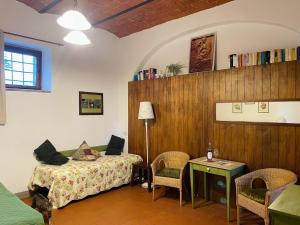 フィエーゾレにあるAgriturismo Biologico Poggiopianoのベッドルーム1室(ベッド1台、テーブル、椅子付)