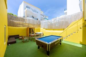 una mesa de billar en medio de un edificio en The Macarena Beach Hostel, en Lagos