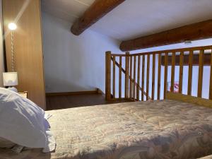 een slaapkamer met een groot bed in een kamer bij Maison au Colorado Provençal in Rustrel
