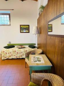 Schlafzimmer mit einem Bett, einem Tisch und Stühlen in der Unterkunft Agriturismo Biologico Poggiopiano in Fiesole