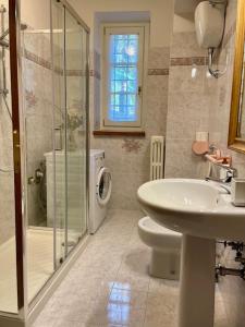 A bathroom at Appartamento in villa - Maria Grazia