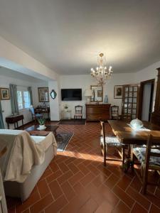 A television and/or entertainment centre at Appartamento in villa - Maria Grazia
