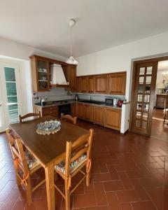 A kitchen or kitchenette at Appartamento in villa - Maria Grazia