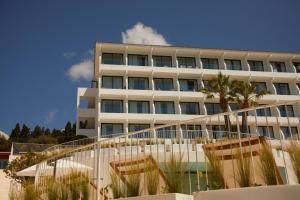 a white building with two chairs in front of it at Inmood Aucanada 4 Sup in Port d'Alcudia