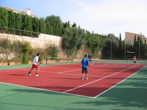 a group of people playing tennis on a tennis court at Inmood Aucanada 4 Sup in Port d'Alcudia