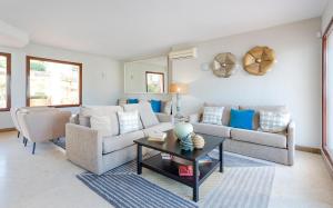- un salon avec un canapé et une table dans l'établissement Flipflop Surfing Playa, à Santa Ponsa