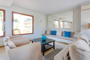 sala de estar con sofá y mesa en Flipflop Surfing Playa en Santa Ponsa
