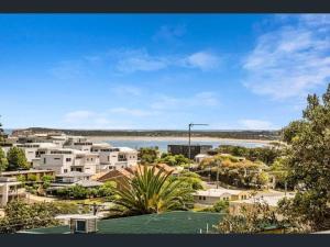 Blick auf eine Stadt mit einem Wasserkörper in der Unterkunft Penthouse apartment with breathtaking sea views in Ocean Grove