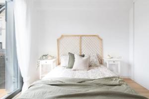 1 dormitorio blanco con 1 cama con 2 mesitas de noche en Apartamento La Nuez by Clabao, en Pamplona
