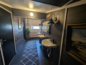 - Baño con 2 lavabos y 2 aseos en Rälla Camp - Öland, en Borgholm