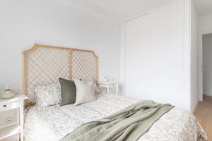 Un dormitorio con una cama con una manta encima. en Apartamento La Nuez by Clabao, en Pamplona