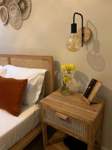 a table with a vase of flowers and a lamp at Casa da vila in Faro